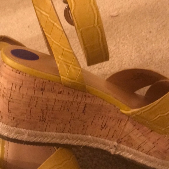 Marc fisher yellow sandals NWT - Picture 2 of 5